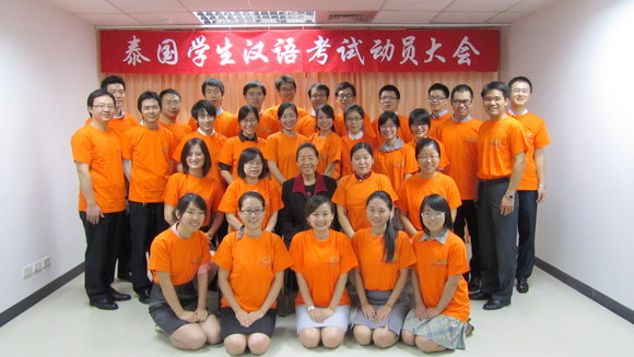 100904-报道附件2-考试会议志愿者代表合照.JPG
