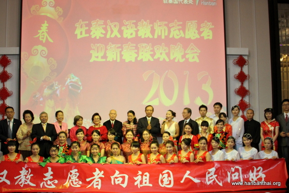 管大使与志愿者演职人员合影.JPG