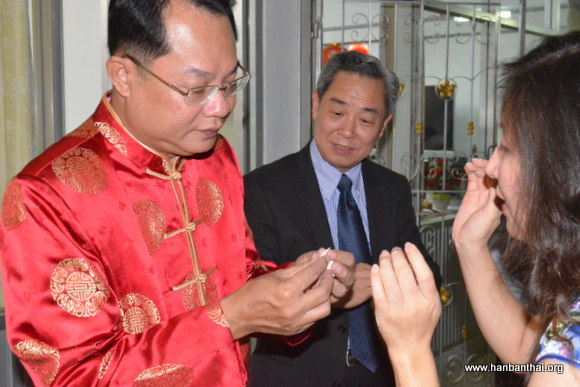 05谢福根总领事与玛哈沙拉坎大学Supachai校长包饺子.JPG