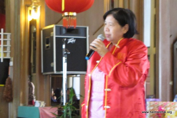 清莱永存汉语中心负责人为志愿者送去新春祝福.jpg