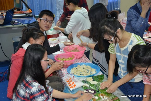 难府地区志愿者动手包饺子.JPG