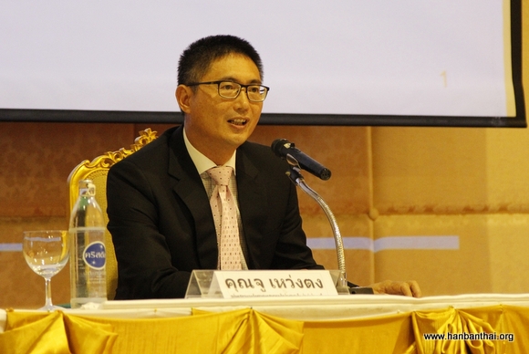 朱伟东参赞兼总领事向到任志愿者做领保讲座.JPG