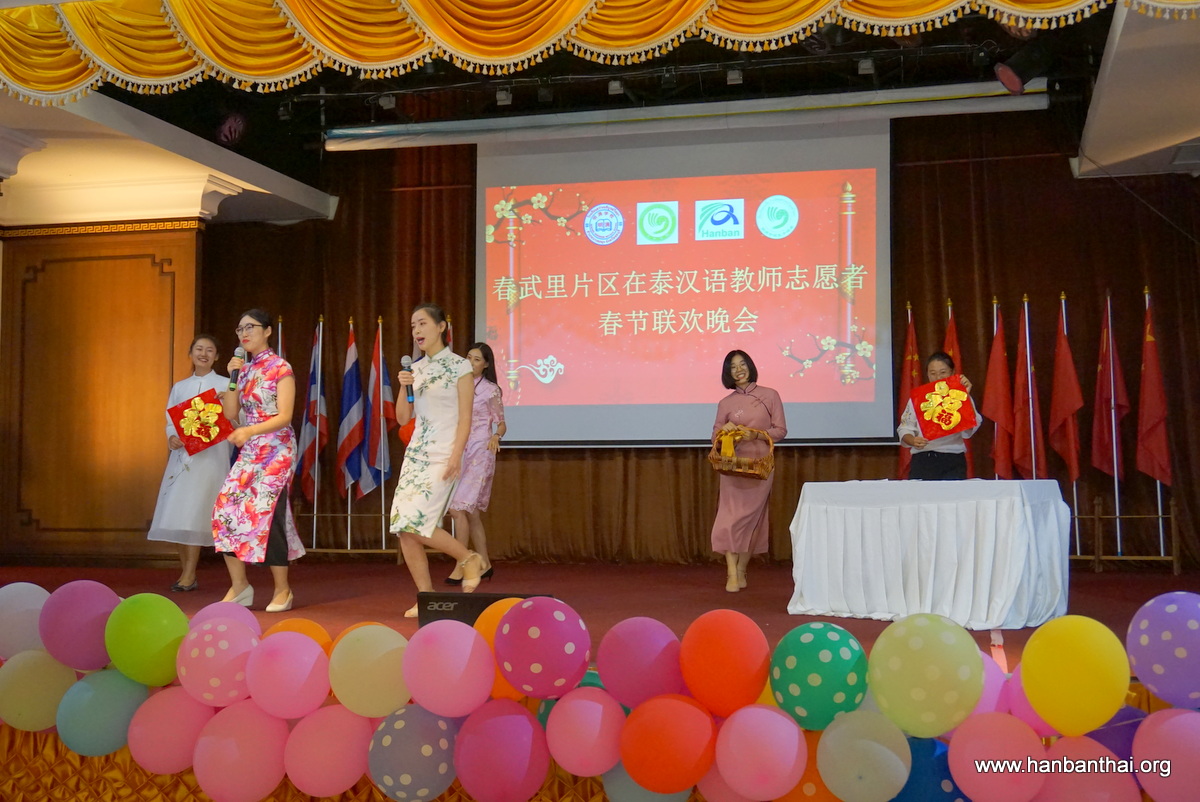 9.志愿者老师相声表演《我是一姐》.JPG
