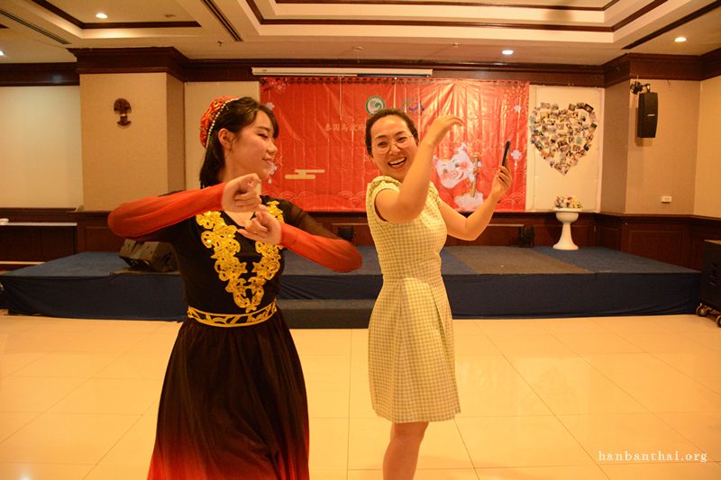 新疆舞《花儿为什么这样红》现场互动.jpg